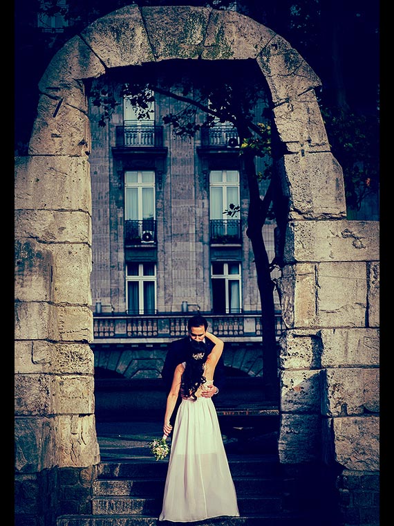 Brautpaar am Römischer Torbogen am Kölner Dom