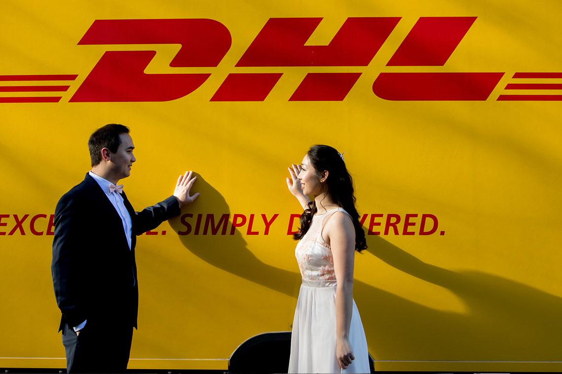 Brautpaar vor DHL-Lieferwagen
