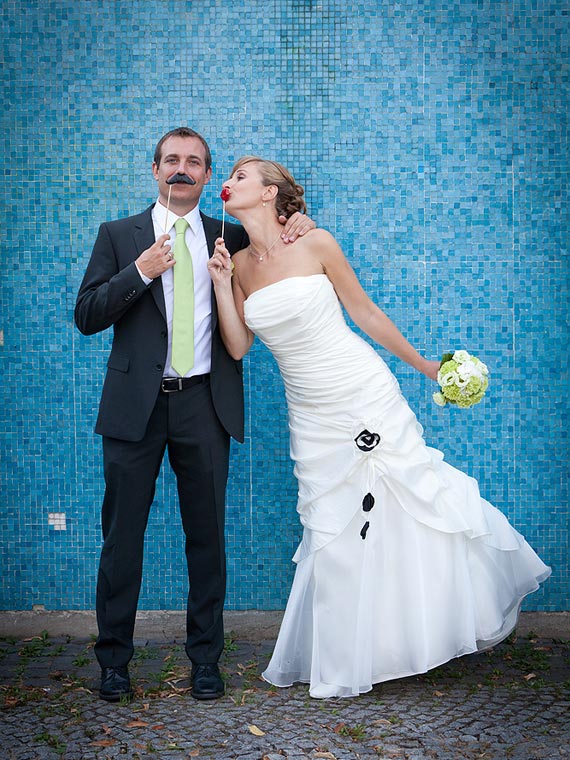 Brautpaar vor blauem Mosaik